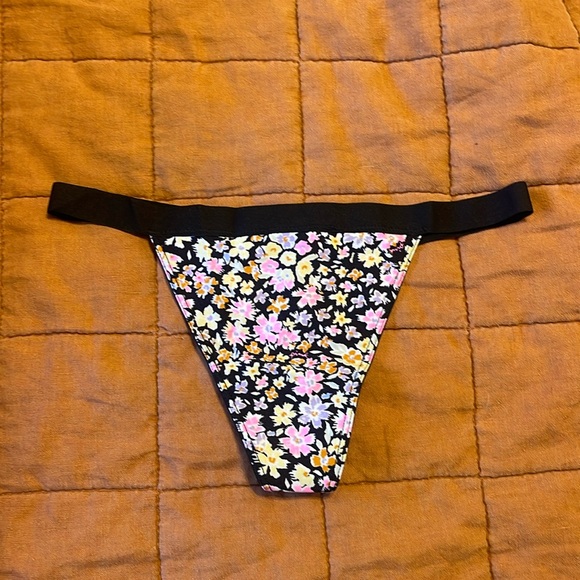 NWT - size small - VS Pink Thong - Picture 1 of 6